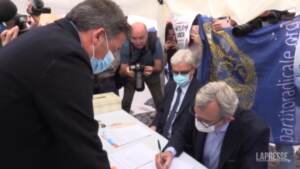 MAtteo renzi firma per il referendum giustizia