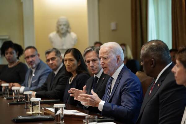 Joe Biden alla riunione di gabinetto dalla Casa Bianca
