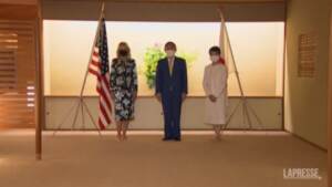 Olimpiadi, Jill Biden accolta dal premier Suga