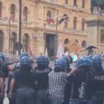 G20 Napoli, palloncini d’acqua contro la polizia al corteo degli antagonisti