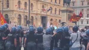 G20 Napoli, palloncini d’acqua contro la polizia al corteo degli antagonisti