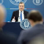 Covid, Draghi: “Invito tutti gli italiani a vaccinarsi”. Varato dal Cdm il decreto con il Green Pass