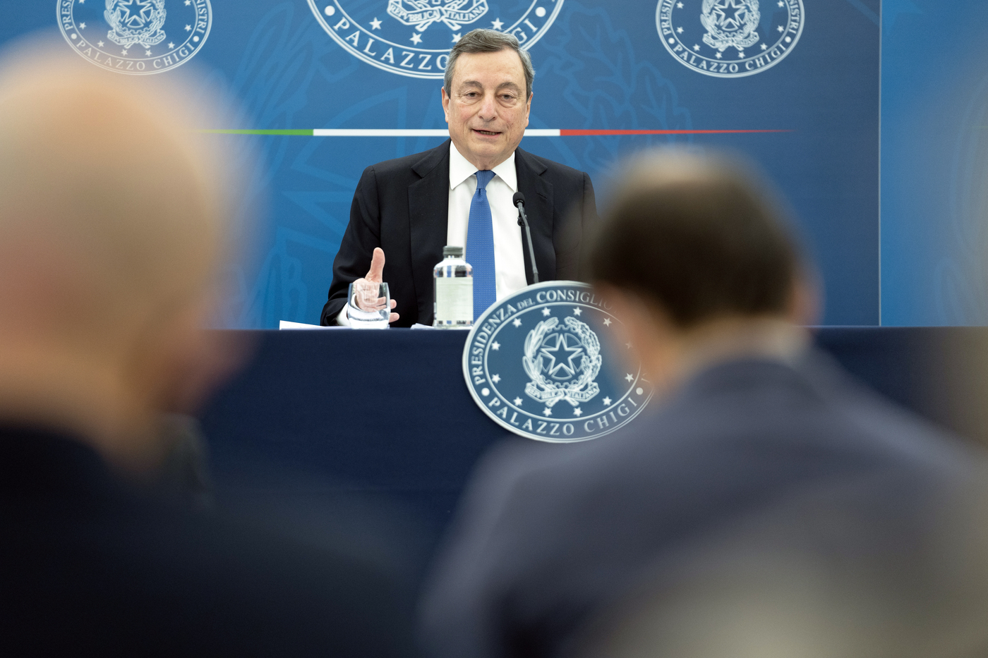 Covid, Draghi: “Invito tutti gli italiani a vaccinarsi”. Varato dal Cdm il decreto con il Green Pass