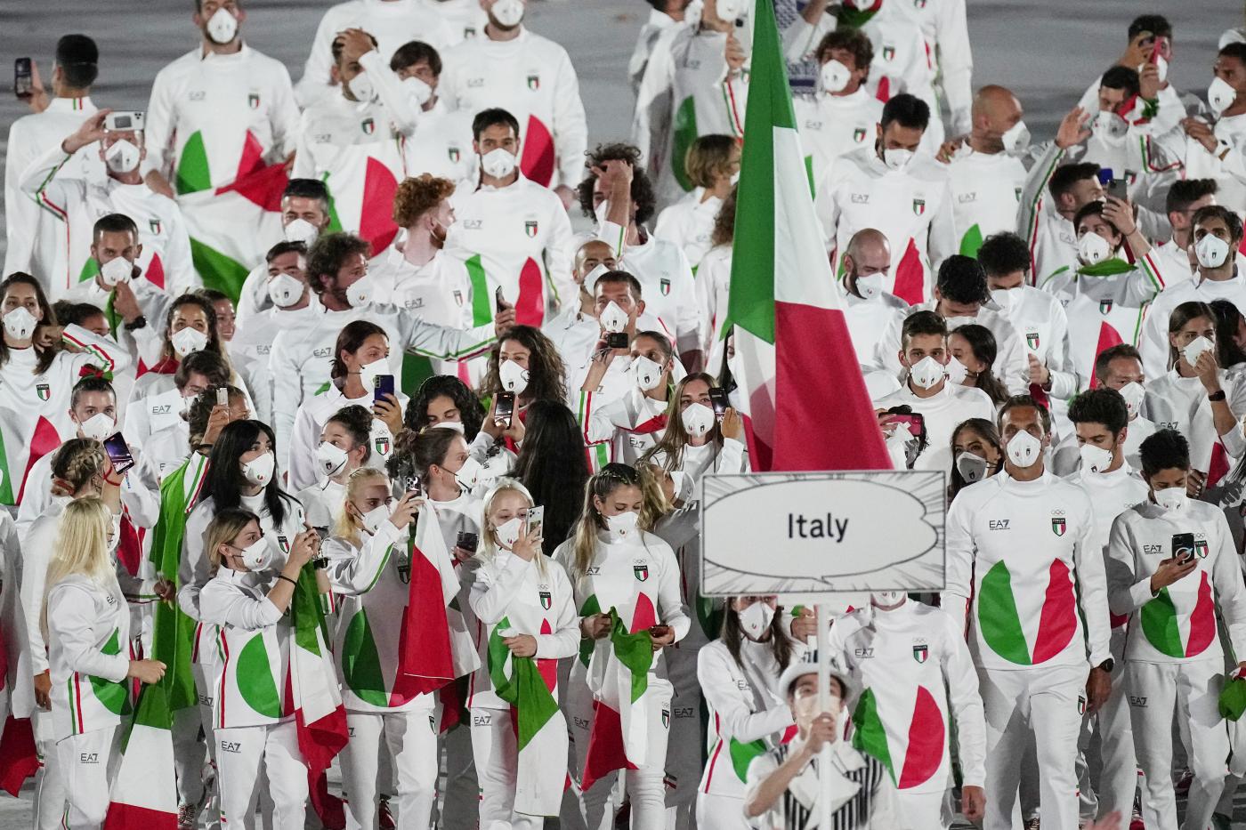 Tokyo 2020, gioia ed emozione per sfilata Italia. Malagò: “Brividi forti”