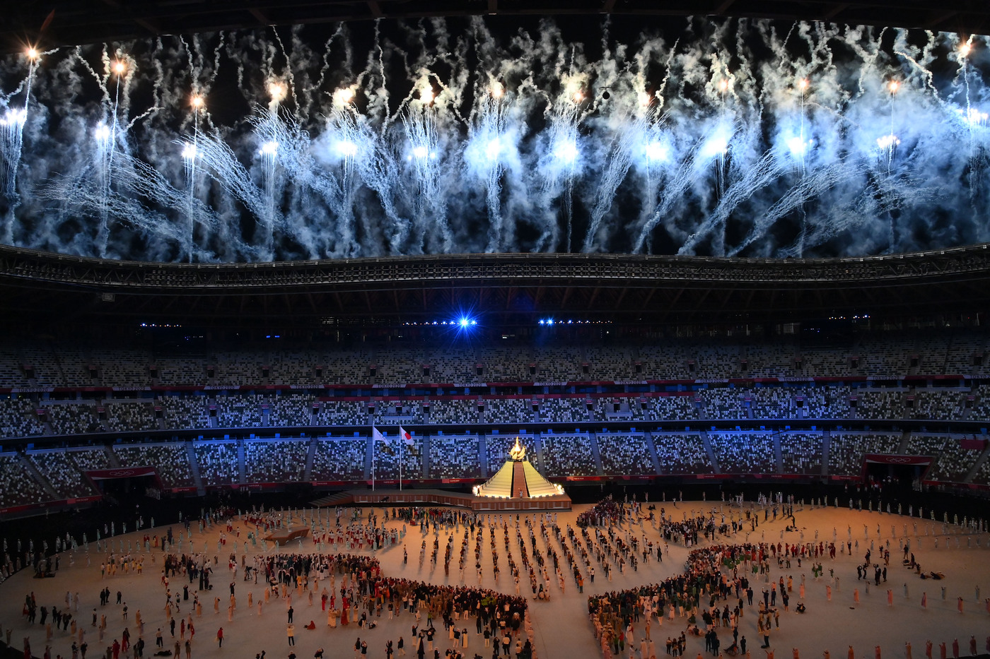 Tokyo 2020, Osaka accende braciere olimpico ma in uno stadio vuoto è