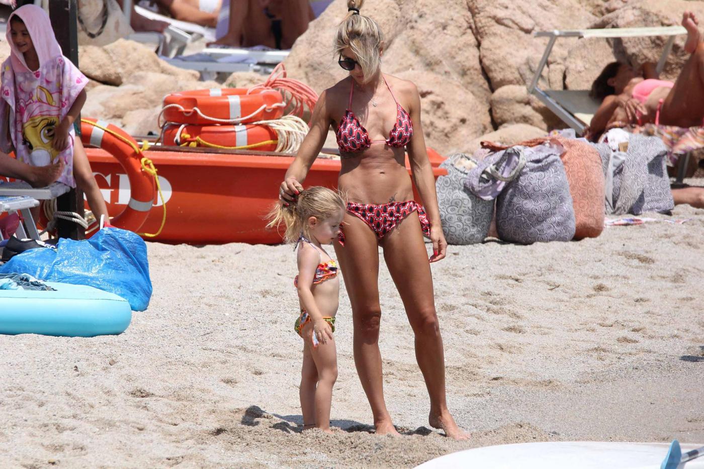 Maddalena Corvaglia super mamma sexy al mare con la piccola Jamie Carlyn