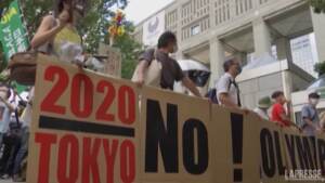 Tokyo2020, manifestanti in protesta davanti alla sede del Governo metropolitano