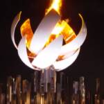 Tokyo2020, selfie e foto davanti alla fiamma olimpica