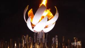 Tokyo2020, selfie e foto davanti alla fiamma olimpica