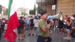 ‘Ribelliamoci tutti’, il grido dei contrari al green pass in piazza a Roma