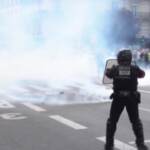 Covid, a Parigi scontri con polizia a corteo contro pass sanitario