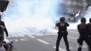 Covid, a Parigi scontri con polizia a corteo contro pass sanitario