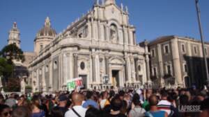 No al green pass, centinaia in piazza a Catania: “I nostri governanti camerieri delle oligarchie”