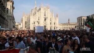 Green pass, a Milano scende in piazza il fronte dell’opposizione
