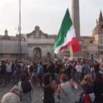 Roma, il corteo contro il green pass raggiunge la sede della Rai al grido di “giornalista terrorista”