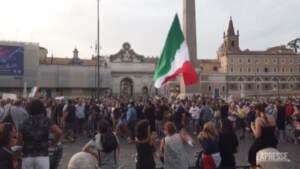 Roma, il corteo contro il green pass raggiunge la sede della Rai al grido di “giornalista terrorista”