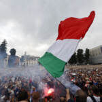 Covid, da Milano a Roma: migliaia in piazza in tutta Italia contro il Green Pass