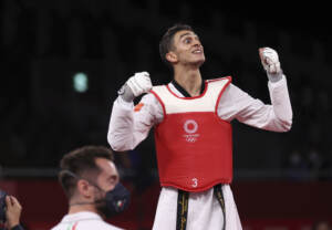 Tokyo 2020, primo oro per l’Italia: trionfo Dell’Aquila nel taekwondo. “Fiero di essere primo millenial medagliato”