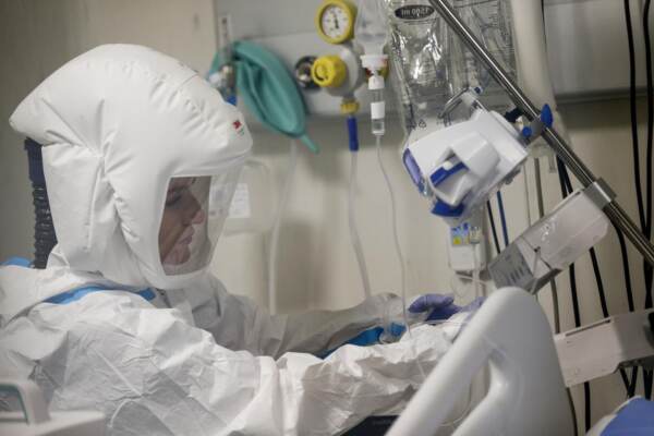 Covid, il bollettino di domenica 25 luglio: 4.743 casi e 7 morti