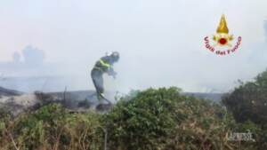 Oristano, vasto incendio minaccia abitazioni