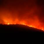 Oristano, incendio si espande: famiglie sfollate nella notte