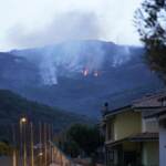 Inferno in Sardegna, vasto rogo nell’oristanese: centinaia di evacuati