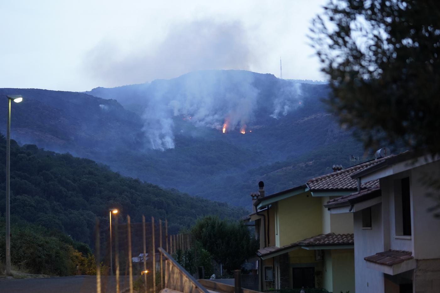 Inferno in Sardegna, vasto rogo nell’oristanese: centinaia di evacuati