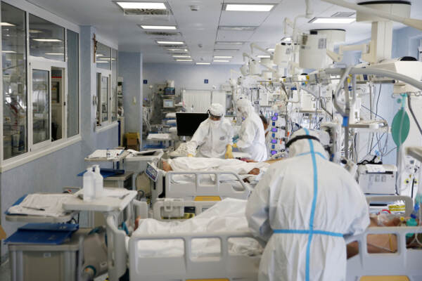 Roma, le terapie intensive degli ospedali romani ancora piene prima delle vacanze di Pasqua