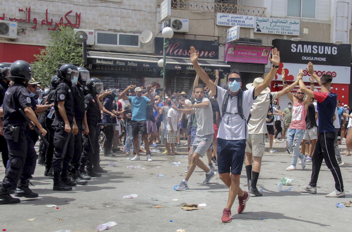 Caos in Tunisia, presidente licenzia premier e sospende Parlamento