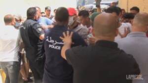Caos in Tunisia, proteste nelle piazze: il presidente sospende il parlamento