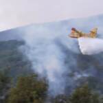Sardegna, i canadair in azione sui roghi nella provincia di Oristano