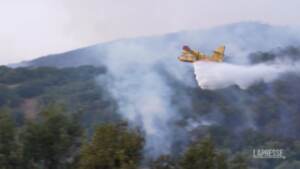 Sardegna, i canadair in azione sui roghi nella provincia di Oristano