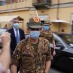 Vaccini, Figliuolo contestato a Torino: “Giù le mani dai bambini”