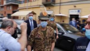 Vaccini, Figliuolo contestato a Torino: “Giù le mani dai bambini”