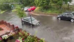 Londra, inondazioni dopo le forti piogge: auto sott’acqua