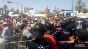 Tunisia, continuano le proteste nella capitale: scontri davanti al Parlamento