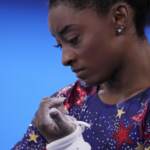 Tokyo 2020, ginnastica: Biles fuori dalla finale a squadre. “Sento il peso del mondo sulle spalle”