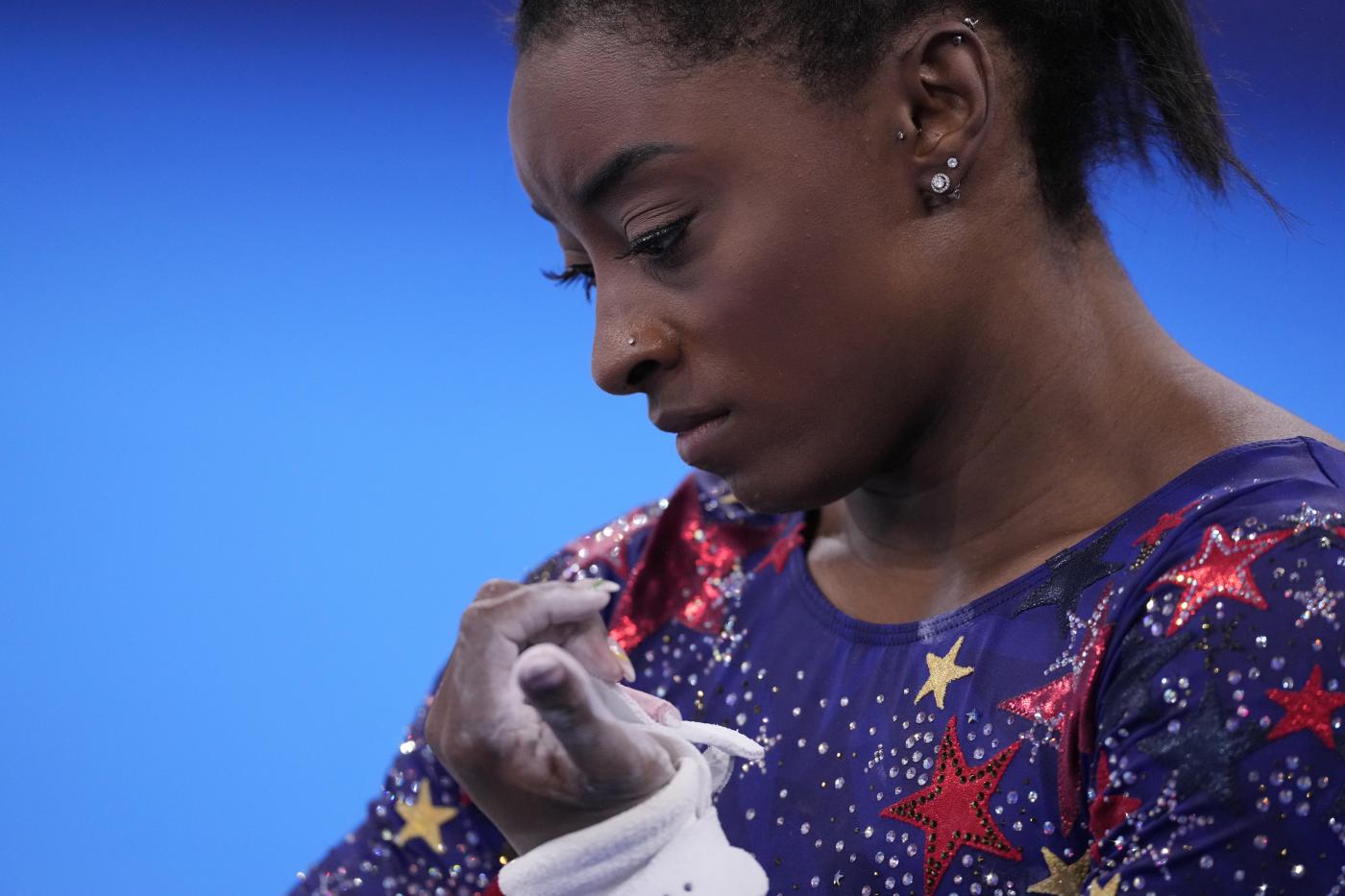 Tokyo 2020, ginnastica: Biles fuori dalla finale a squadre. “Sento il peso del mondo sulle spalle”