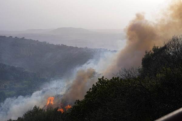 Incendio in Sardegna, vasto rogo nell'Oristanese