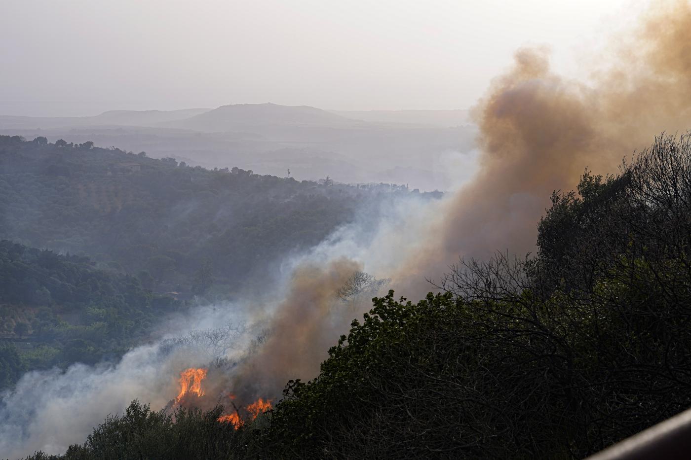 Incendi nell’Oristanese, aperta indagine: ripresi i roghi, operativi 22 aerei