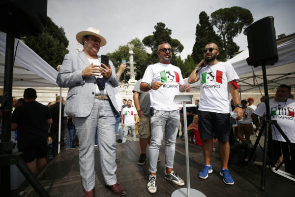 No al Green Pass, manifestanti a piazza del Popolo