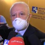 Green Pass, De Luca: “Chi va in piazza a dire scemenze è nemico della vita”