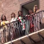 Maneskin, bagno di folla a Roma: la band ricevuta dalla sindaca Raggi
