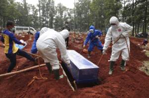 Covid-19: L’Indonésie enregistre un record de décès avec plus de 2.000 morts en 24h
