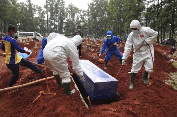 Covid-19: L’Indonésie enregistre un record de décès avec plus de 2.000 morts en 24h