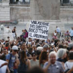No green pass in piazza, fiaccolate a Milano e Roma