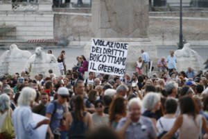 Roma, manifestazione serale contro il Green Pass con la partecipazione dei rappresentanti della Lega