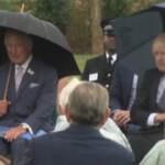 Boris Johnson “litiga” con un ombrello davanti al principe Carlo