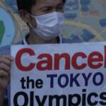 Tokyo, protesta contro i Giochi Olimpici davanti alla residenza del premier Suga