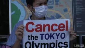 Tokyo, protesta contro i Giochi Olimpici davanti alla residenza del premier Suga